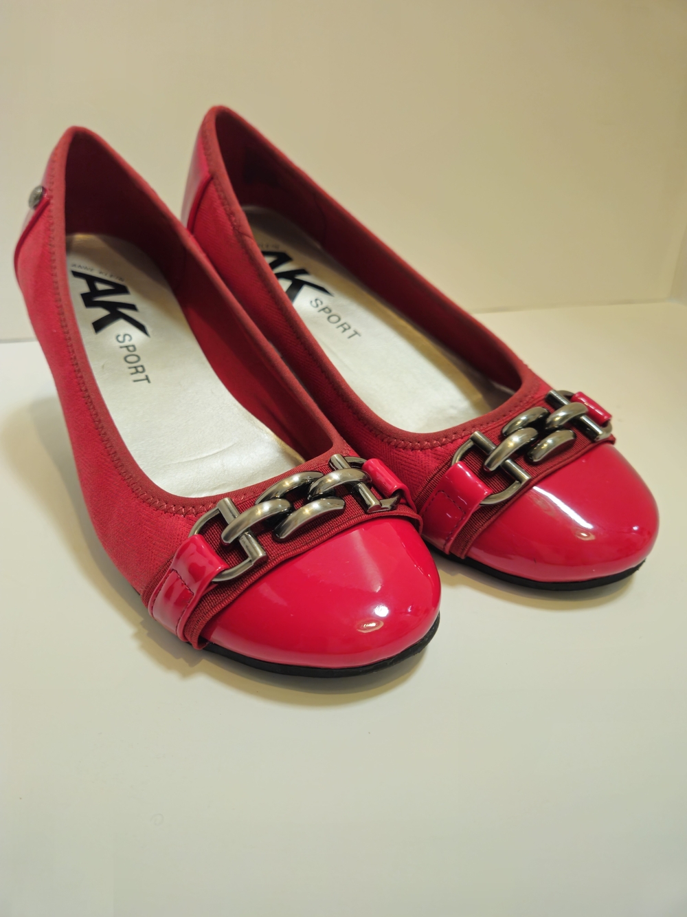 AK Anne Klein Sport Womens Ballet Flats Red Chain Detail Round Toe Slip On 8.5M - Picture 2 of 15